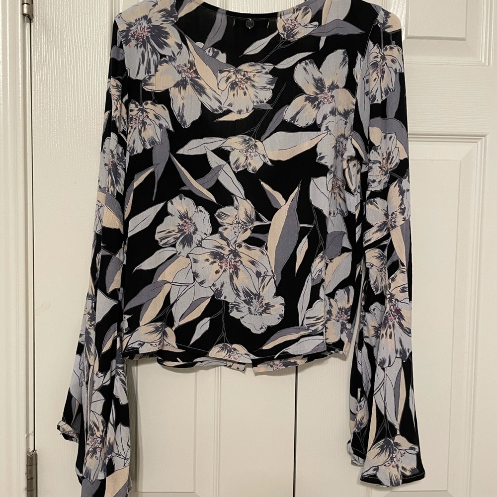 Billabong bell sleeve shirt - Picture 2 of 5